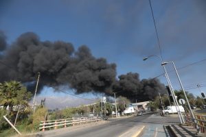 Incendio en Macul: Fallecida sería trabajadora extranjera y llamas siguen tras 18 horas