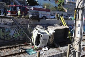 VIDEO| El momento del impactante accidente de camión en Viña: Cayó a las vías del Metro