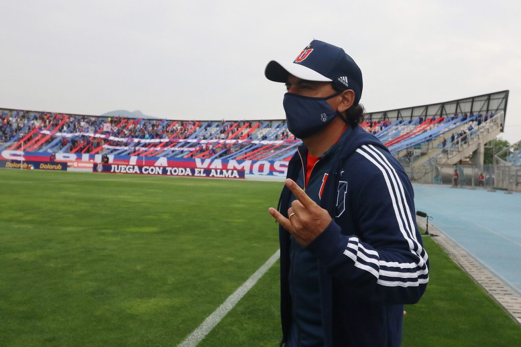 Azul Azul decide mantener a Esteban Valencia como entrenador de la U pese a mala campaña