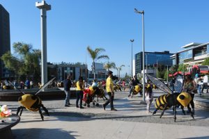 Lanzan campaña de protección a las abejas con intervención urbana en Plaza Egaña