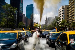 VIDEO| Masiva protesta de taxistas corta el tránsito en Alameda: Piden renuncia de Hutt