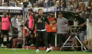 VIDEO| Otra vez Beccacece: Grito desmedido de gol provoca furia y agresión de DT rival