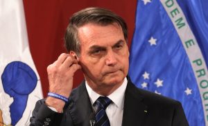 Facebook censura video en que Bolsonaro vincula vacuna anti COVID-19 al SIDA
