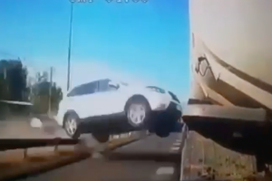 VIDEO| Impactante accidente en Colina: Auto vuela, choca a un camión y termina volcado