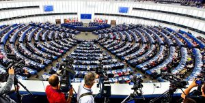 Eurodiputados piden suspender negociación de TLC con Chile durante proceso constituyente