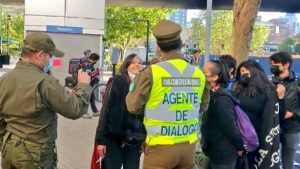 VIDEO| “Agente de diálogo”: Carabineros estrena nueva función en manifestaciones del 18-O