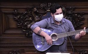 VIDEO| Constituyente Nicolás Núñez sorprende y causa risas con su tonada en plena sesión