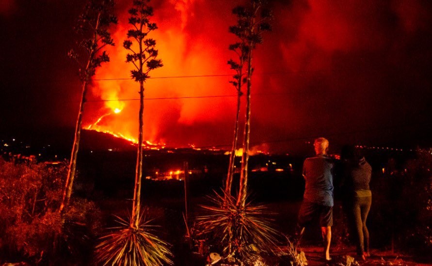 Surge un nuevo manto de lava en el volcán de La Palma que se desplaza al suroeste