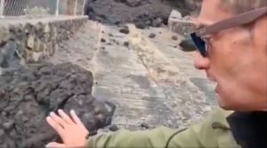 VIDEO| Periodista se quema en vivo luego de tocar lava del volcán Cumbre Vieja