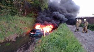VIDEO| Inentendible: Sujeto es rescatado de auto en llamas y agrede a Bomberos de Temuco
