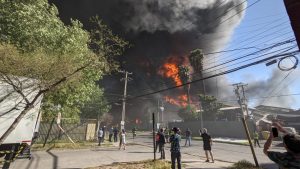 FOTOS | Gran incendio en Macul afecta tres fábricas y peligra a la población “El Esfuerzo”