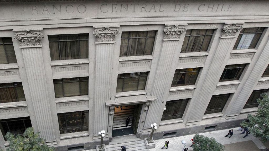 Salida de capitales de Chile aumentó 74,5% en un año: BC llama a fortalecer mercado local