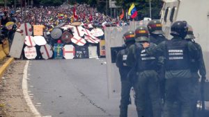 Policía que dejó ciego a joven manifestante en Venezuela es condenado a 27 años de cárcel