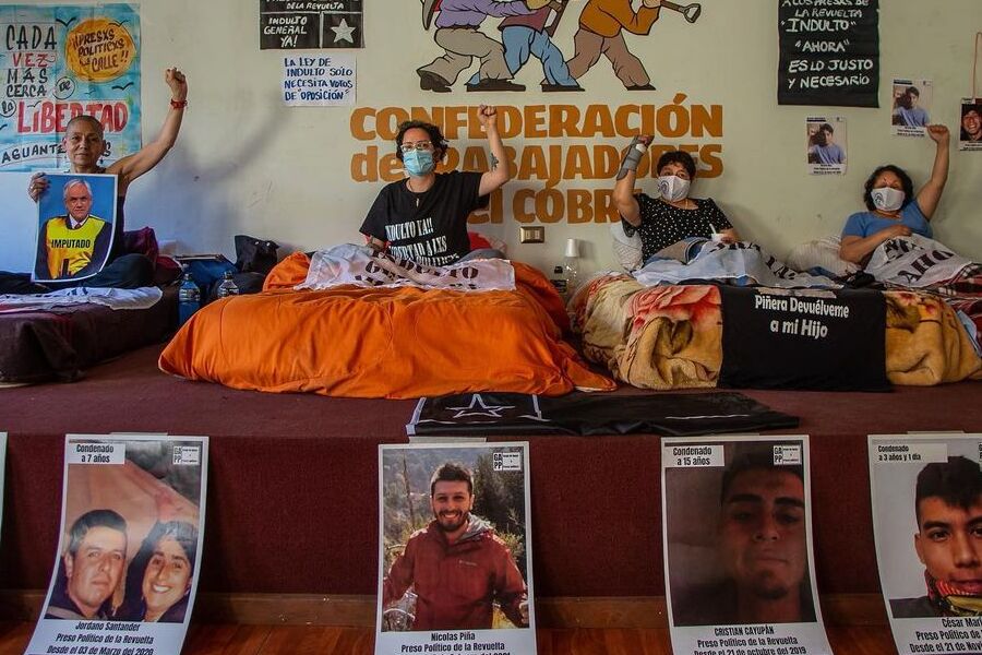 Madres de presos del estallido en huelga de hambre hacen vigilia frente al Congreso