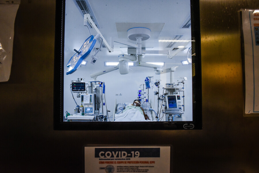 COVID-19 en Chile: Con un menor testeo, casos nuevos bajan la barrera de los 2.000