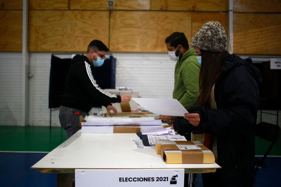 Carabinero es detenido tras grabar debajo de la falda a joven votante en Curicó