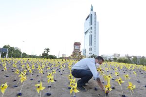 Sebastián Sichel usa Plaza de la Dignidad en su campaña y la cubre de remolinos amarillos