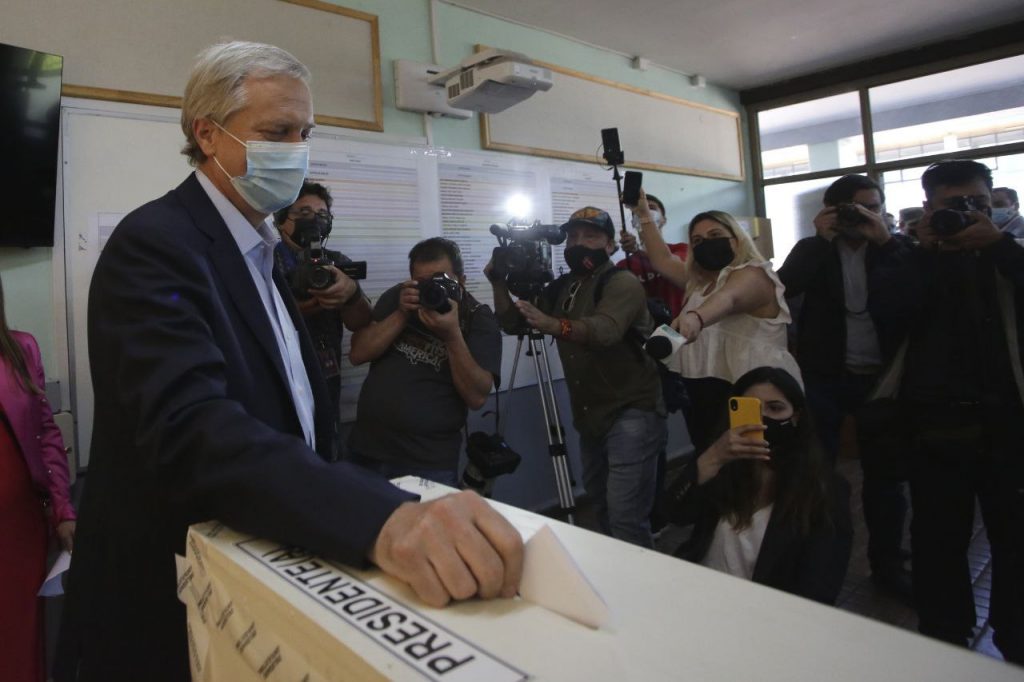 Kast tras votar en Paine: “Lo principal es que pueda concurrir mucha gente”