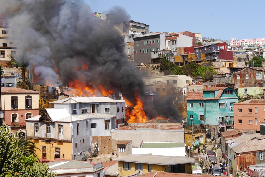 Incendio consume varias viviendas en cerro Mariposa de Valparaíso: Peligro de derrumbe