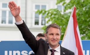 Alemania: Levantan inmunidad de líder ultraderechista por negacionismo y usar lemas nazis