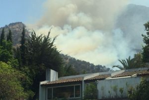 VIDEO| Bomberos combate incendio forestal en el cerro Manquehue tras peligro en casas