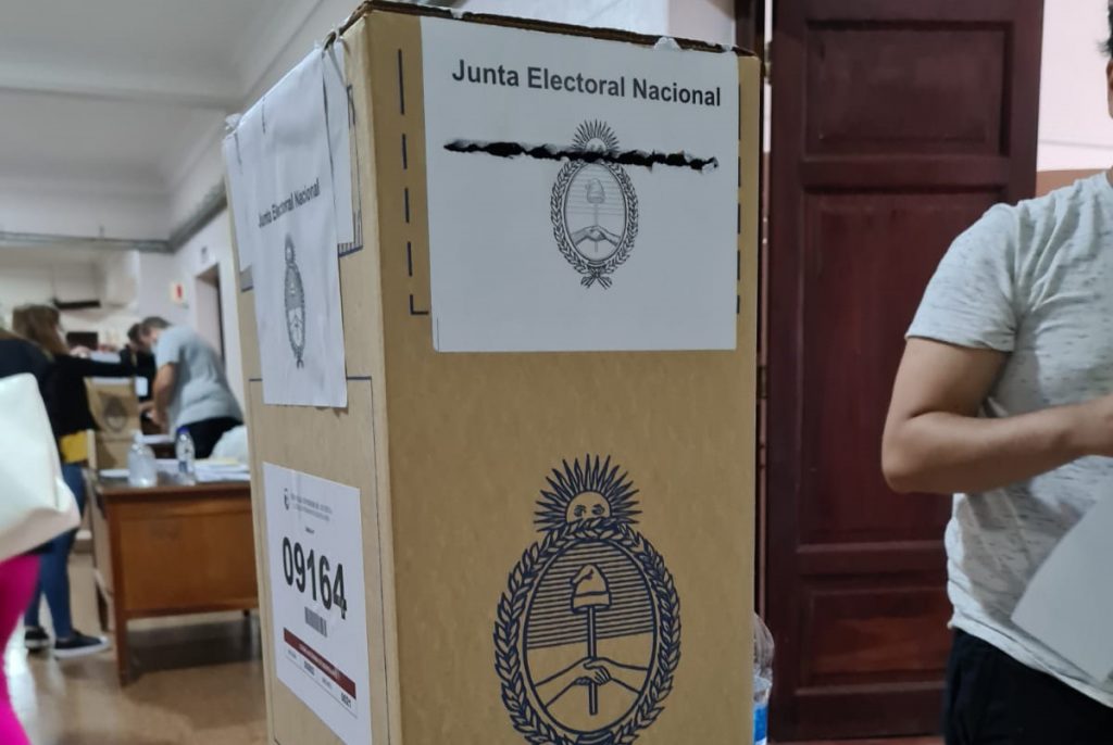 Elecciones en Argentina: Ciudadanos votan con normalidad en comicios claves para gobierno