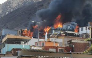 Mega incendio en parte alta de Antofagasta consume viviendas de un campamento