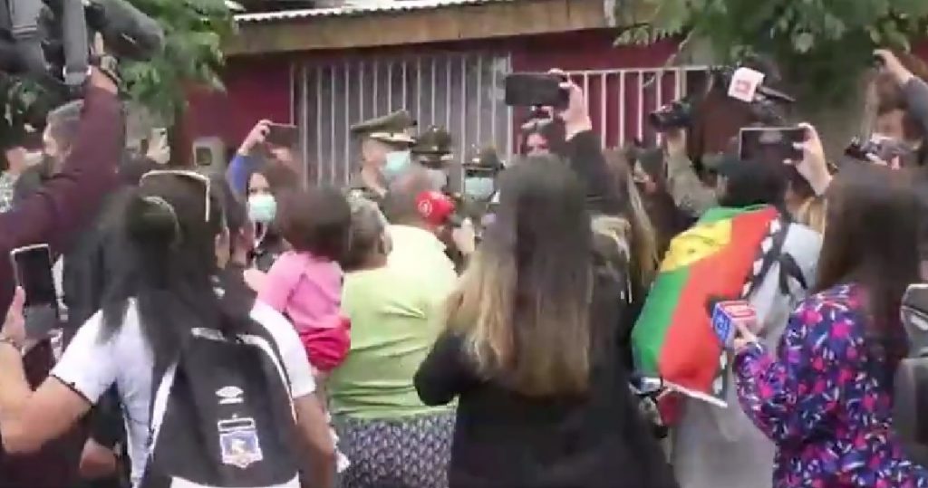 VIDEO| Vecinos de Lo Espejo rechazan visita de Kast: Le lanzan huevos y bolsas de basura 