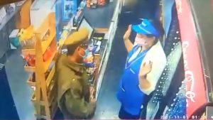 VIDEO| Delincuente se hace pasar por carabinero para asaltar una bencinera