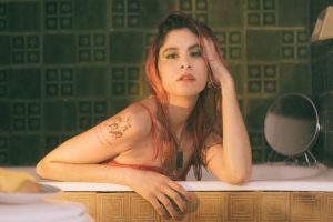 Francesca Santoro: Quiebre amoroso inspira su dramático video "Cuando llega la noche"