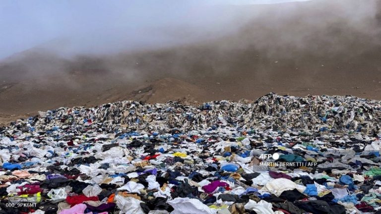 El fast fashion ha convertido al Desierto de Atacama en un vertedero ilegal