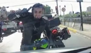 VIDEO| Violencia en la calle: Motorista con patente tapada ataca a mujer y destruye auto