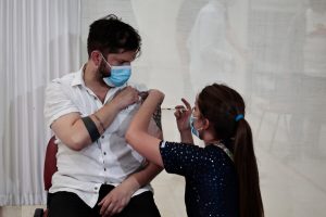 Presidente electo Boric recibe dosis de refuerzo de la vacuna contra el COVID-19