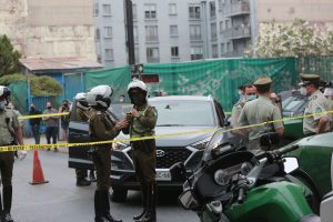Santiago Centro: Persecución policial termina en balacera en calle de alto tráfico