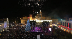 Sin peregrinos: Con el encendido del árbol Belén inicia la celebración de la Navidad