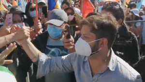 VIDEO | Mujer escupe y lanza botella a Gabriel Boric durante actividad en Talcachuano