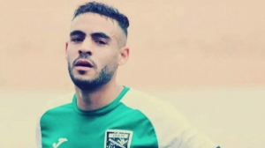 Conmoción en el fútbol: Jugador muere por golpe en la cabeza en pleno partido en Argelia