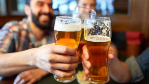 Sector ABC1 es el que más alcohol consume: Gastan $31.000 al mes y beben 3 veces por semana