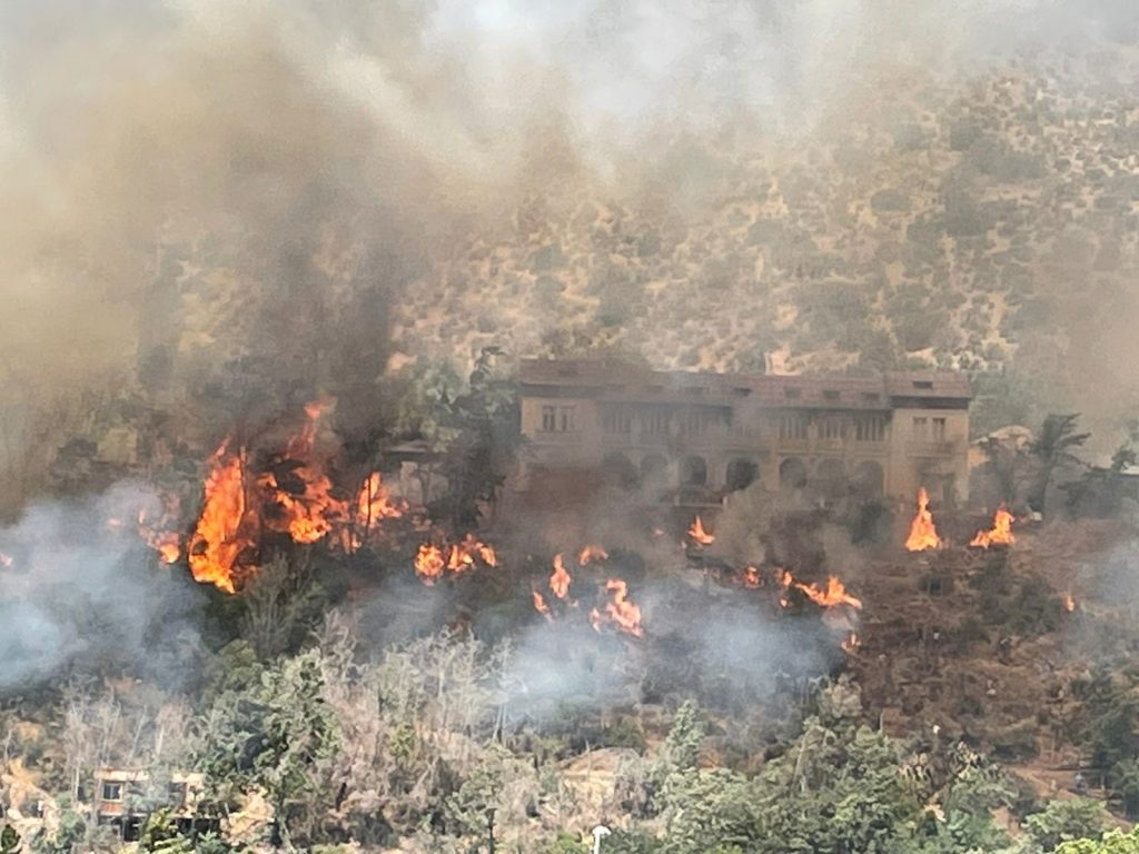 Incendio forestal fuera de control en San José de Maipo: Evacúan hospital de la comuna