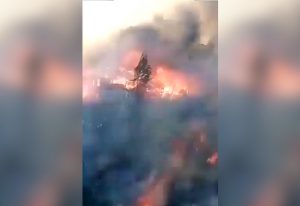 Descontrolado incendio forestal en Castro deja al menos 30 viviendas quemadas
