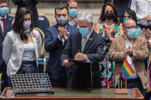 Sebastián Piñera promulgó la Ley de Matrimonio Igualitario junto a Iguales y el Movilh
