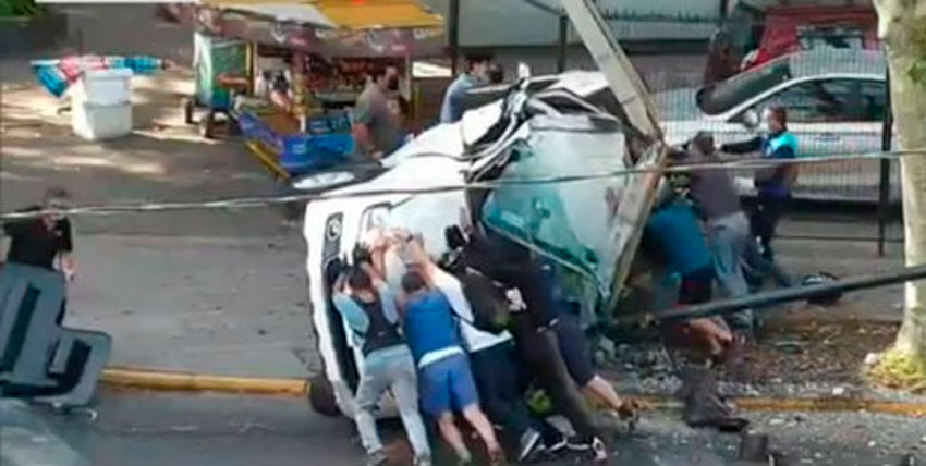 Grave accidente en Providencia: Camioneta pierde el control y provoca dos fallecidos