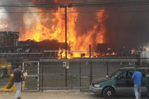 Nuevo incendio en Quilicura: Siniestro en fábrica de pallets provoca caos vial en Vespucio