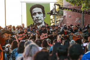 Santiago a Mil inicia su versión 2022 con homenaje a Roberto Parra