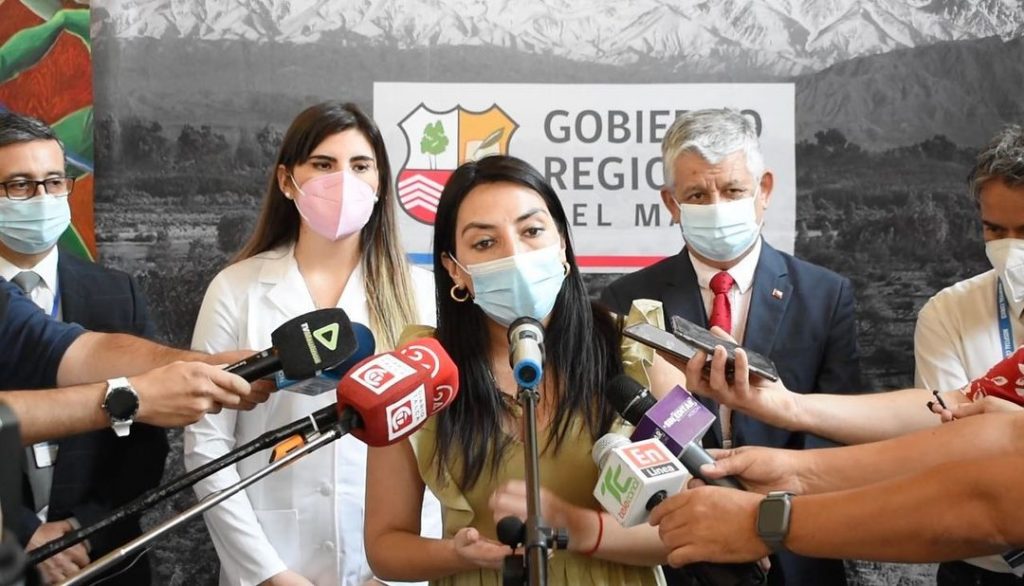 Gobernadora Cristina Bravo: «El senador (Coloma) levanta mi brazo contra mi voluntad»
