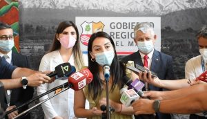 Gobernadora Cristina Bravo: "El senador (Coloma) levanta mi brazo contra mi voluntad"