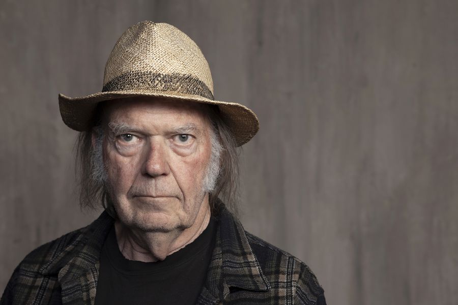 “Mentiras vendidas por dinero”: Neil Young se va de Spotify por preferir a antivacunas