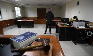 Trabajadores de Corporación Judicial Biobío en paro: Denuncian despidos de funcionarios