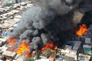 Iquique: Al menos 30 casas quemadas por incendio en campamento