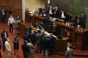 Sesión sobre el litio se suspende en la Cámara ante demora de Jobet y licitación de Piñera